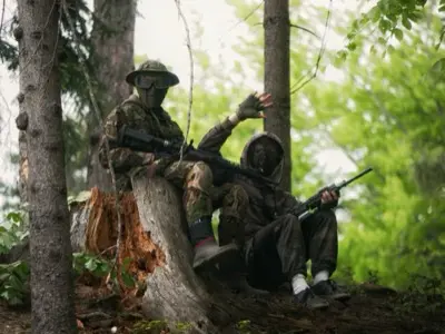 Tým Squad 612 při společné přestávce v lesním terénu